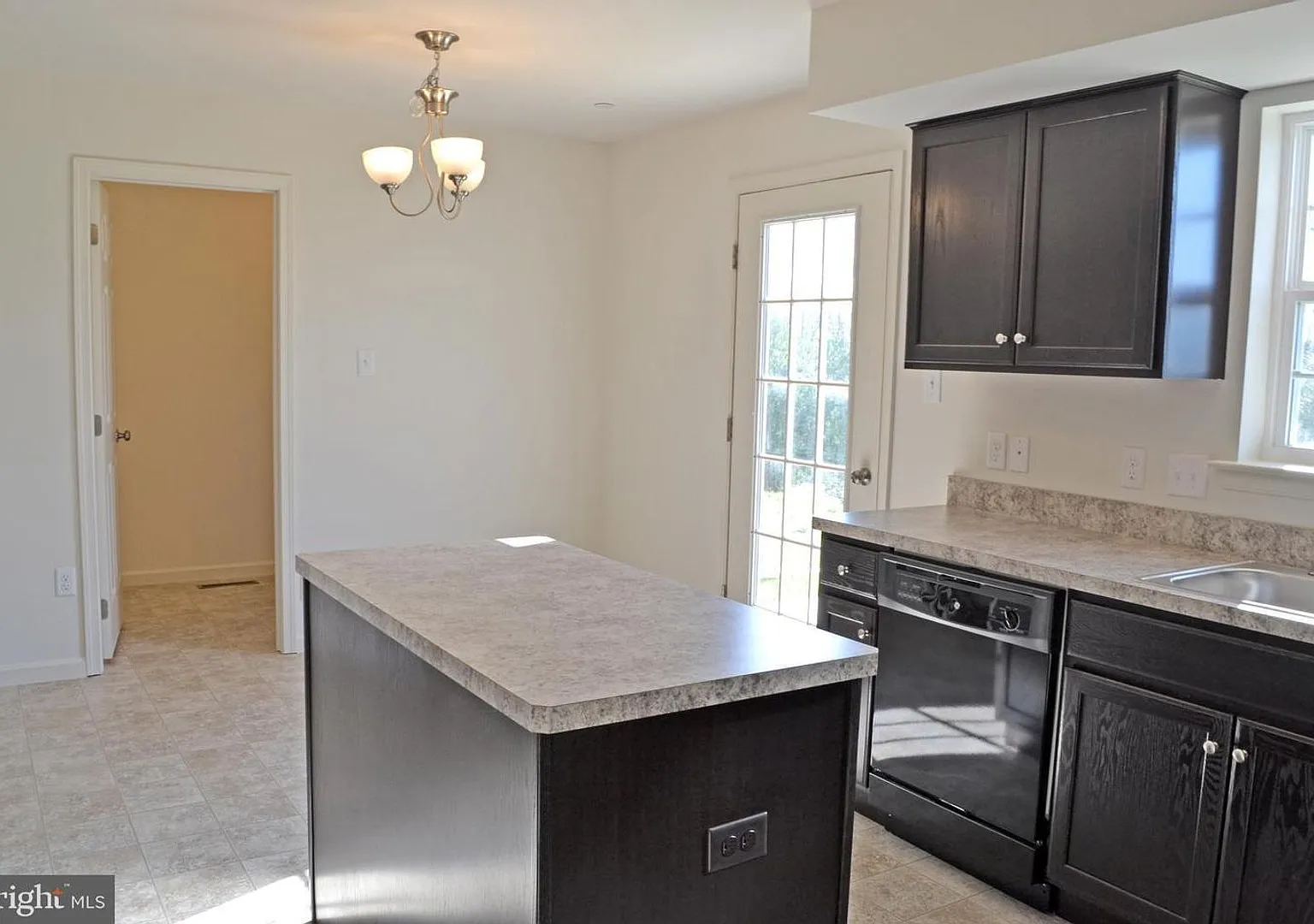 Newer built, Lovely 3 Bedroom, 2.5 bath. Pet Friendly Home in Blue Mtn SD — Photo 3
