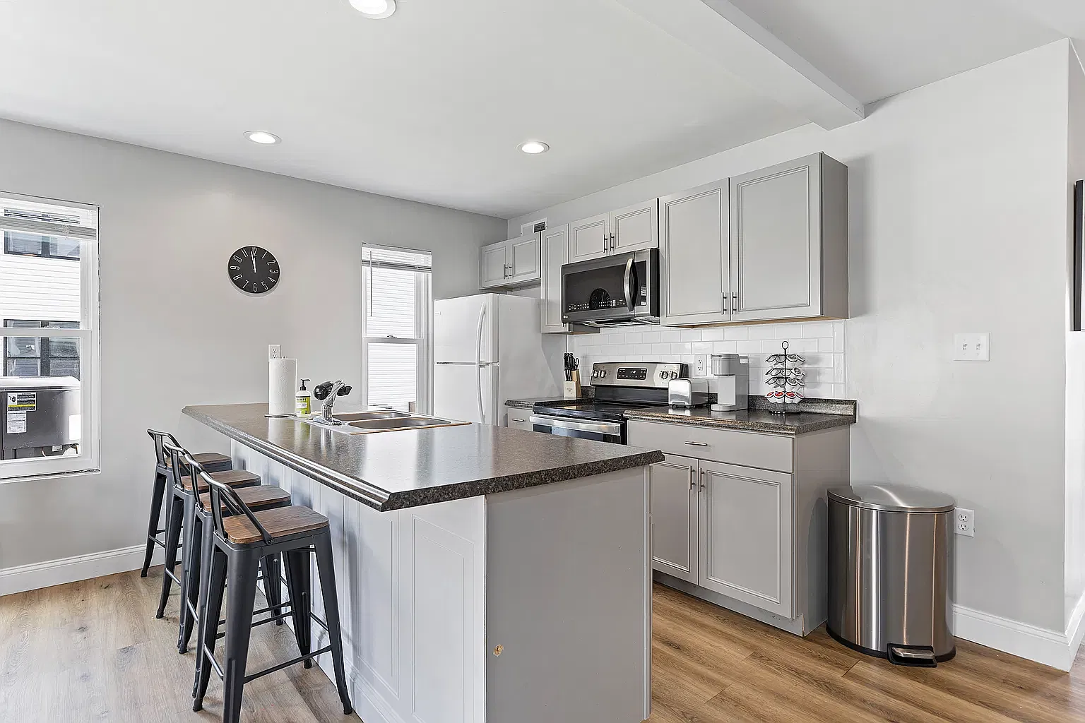 2 bed, 1000 sqft, $1,700 — Photo 2