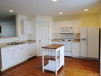 4th image of 323 Oxford Oak Dr
