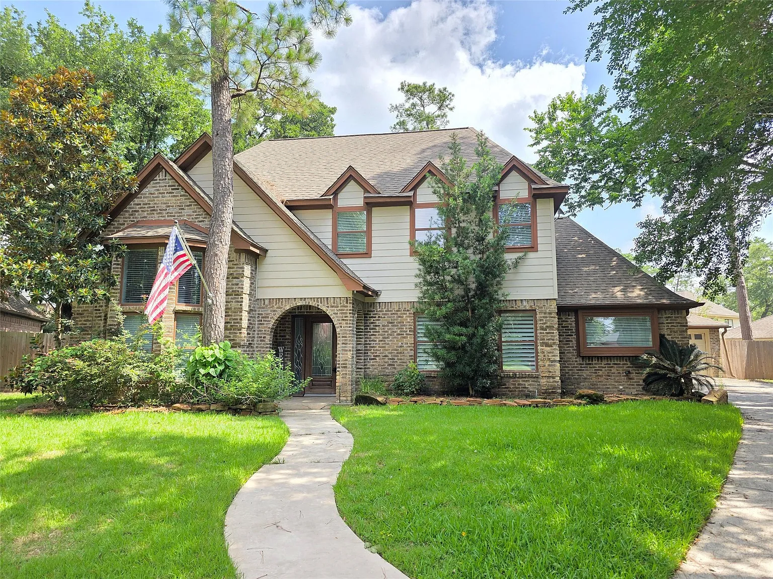 4 bed, 2.5 bath, 2810 sqft, $3,195 — Photo 2