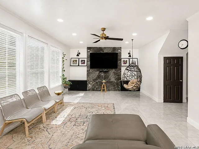 3 bed, 2.5 bath, 2123 sqft, $2,200 — Photo 4