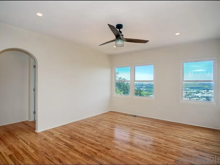 4388 Middlesex Dr — Photo 13