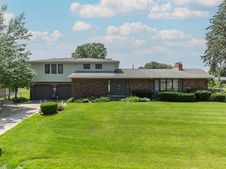 House view, nearly half acre back yard.