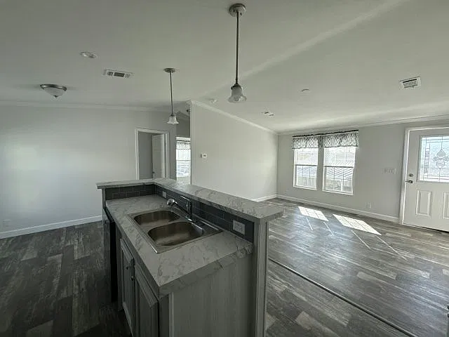 3 bed, 960 sqft, $2,950 — Photo 2