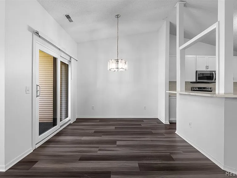 6680 Ridgefield Cir — Photo 12