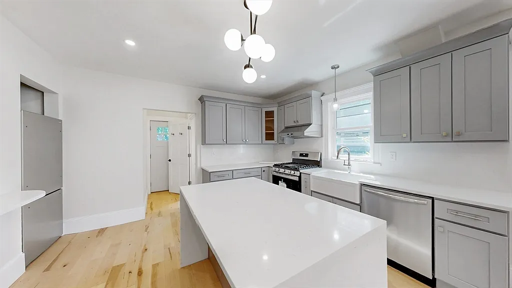 4 bed, 2.0 bath, 2250 sqft, $4,300 — Photo 2