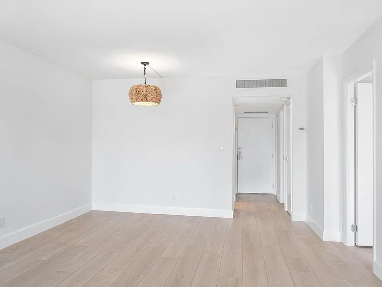 20400 W Country Club Dr #610 — Photo 8