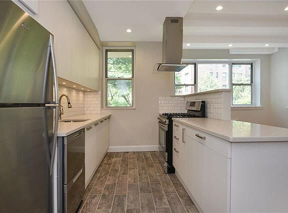 4th image of 3750 Hudson Manor Ter