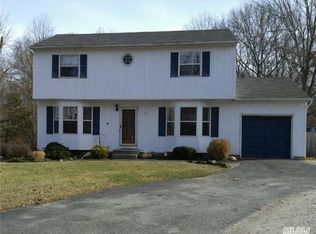 32 Twin Oaks Dr, Kings Park, NY 11754