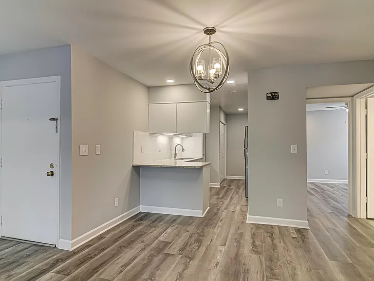 1518 Benjamin Pkwy #D — Photo 11