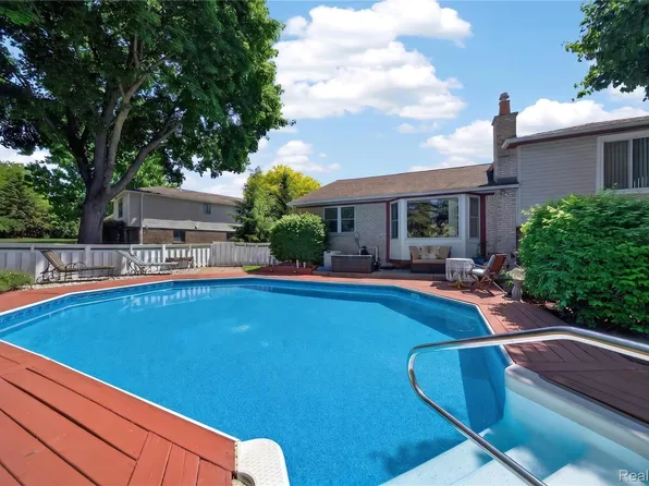 309 Antoinette Dr, Rochester Hills, MI 48309