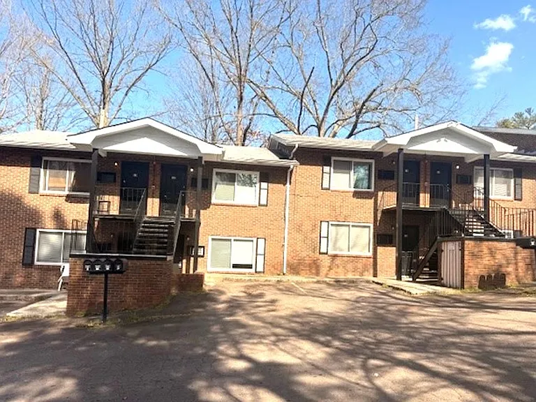 Woodview Apartments — Photo 2
