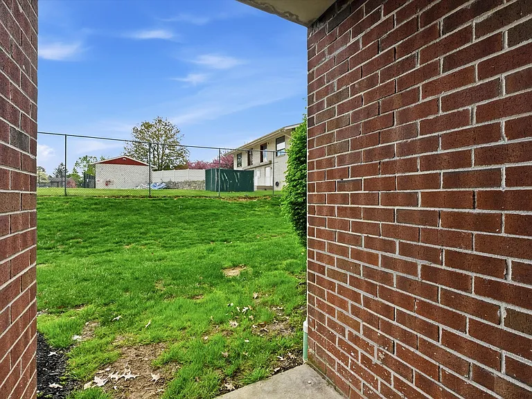 2402 Pond View Dr — Photo 17