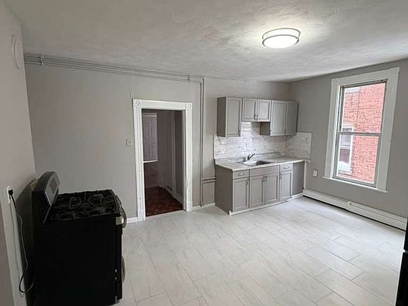 2nd image of 172 Glen St #2L