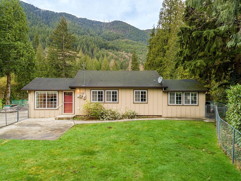 Cute 2 bedroom/2 bath house with fenced back and front yards.