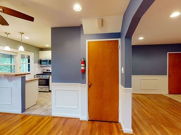 3rd image of 813 Hilltop Ter SE