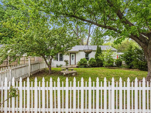 2nd image of 1619 Clover Ln