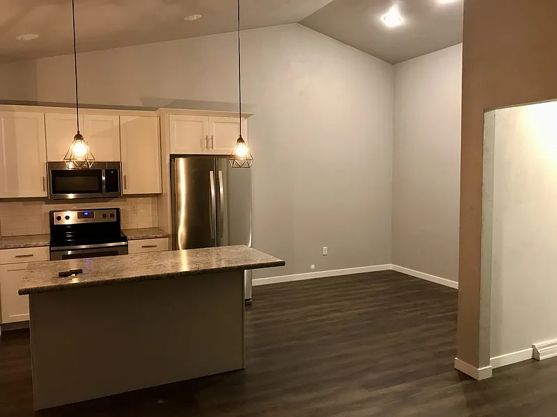 4 bed, 2.0 bath, 2200 sqft, $2,299 — Photo 4