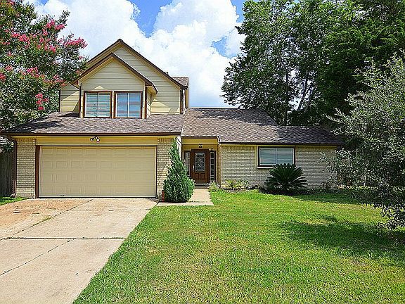 WELCOME TO THIS GORGEOUS HOME. NEWER ROOF. THIS COMMUNITY FEATURES STUNNING COMMUNITY POOLS & PLAYGR