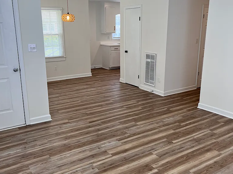 1135 W Thomas St — Photo 6