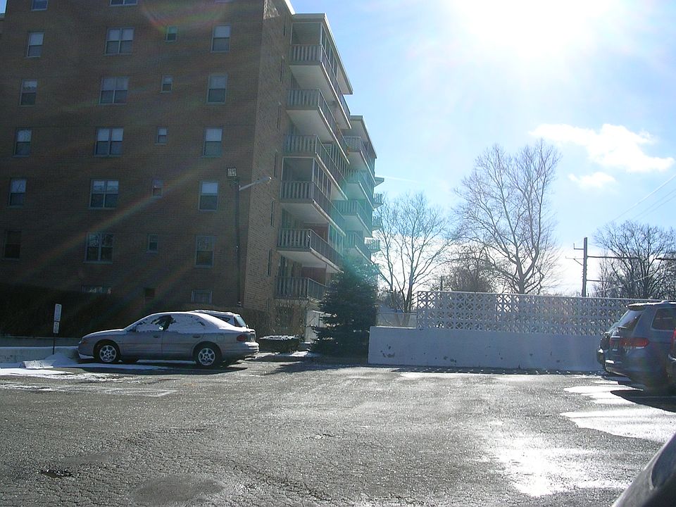 2nd image of 530 Valley Rd APT 4X