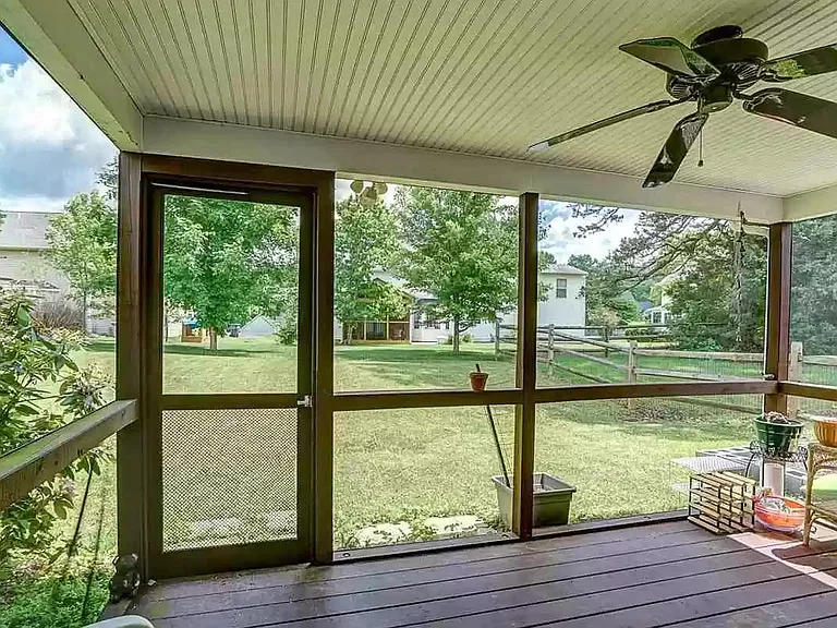 1547 Primrose Ln — Photo 3