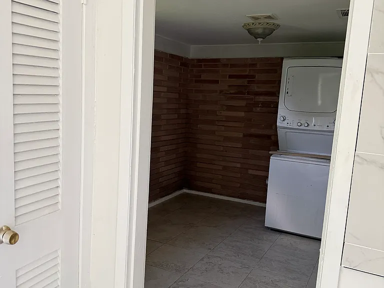 341 Kaye St — Photo 3