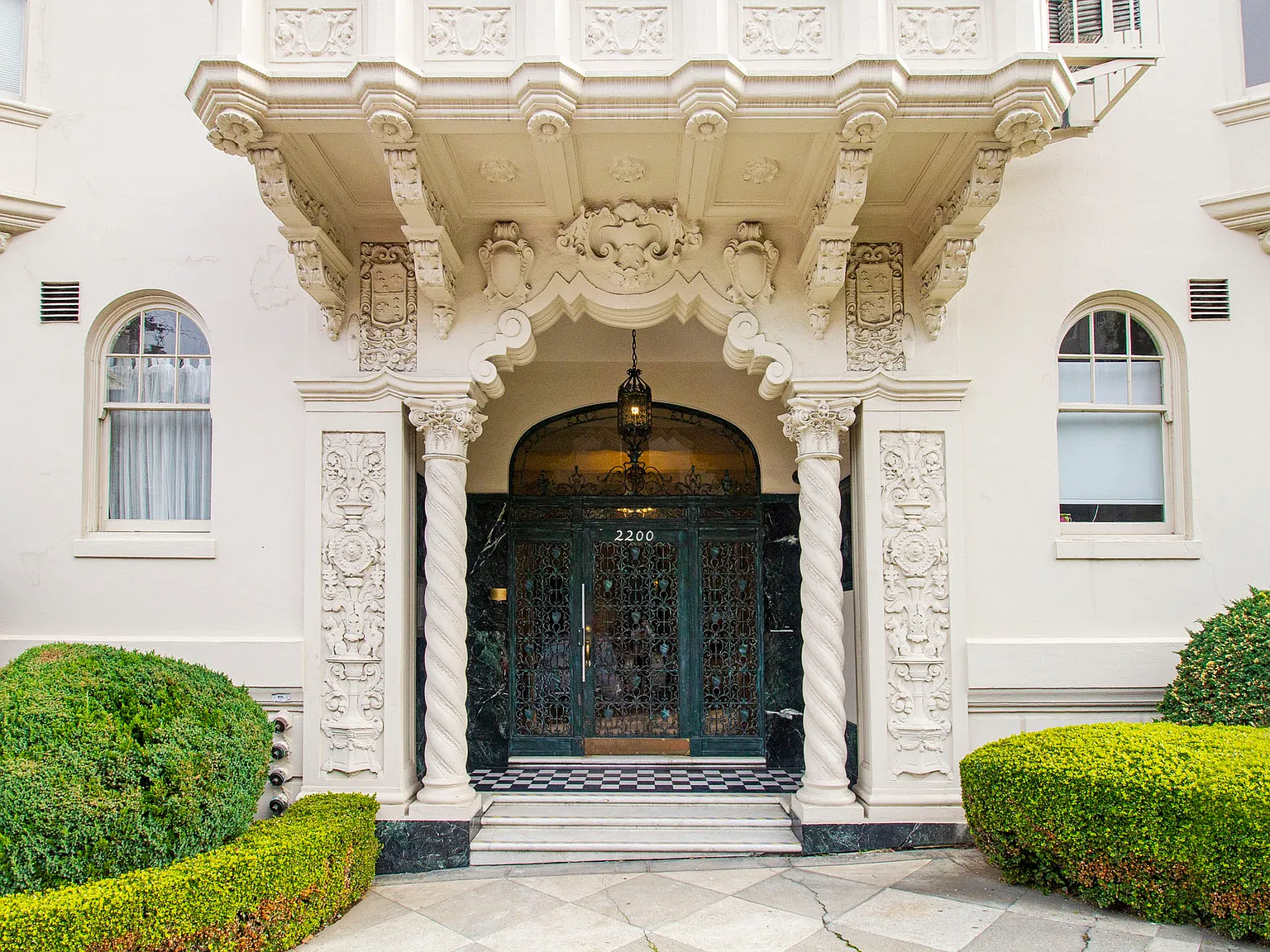 2200 Leavenworth — Photo 2