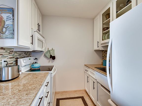 410 Groveland Ave 1206-large-007-005-Kitchen-1499x1000-72dpi