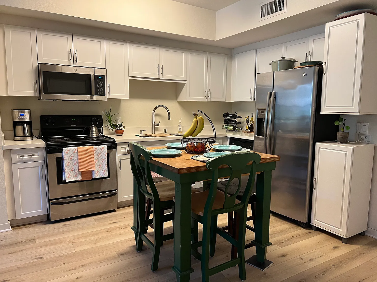 2 bed, 880 sqft, $4,200 — Photo 2