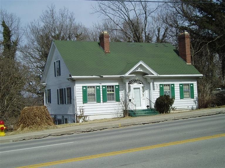 2nd image of 208 E Main St #218