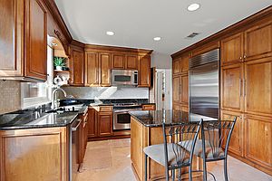 4th image of 372 Stratford Rd