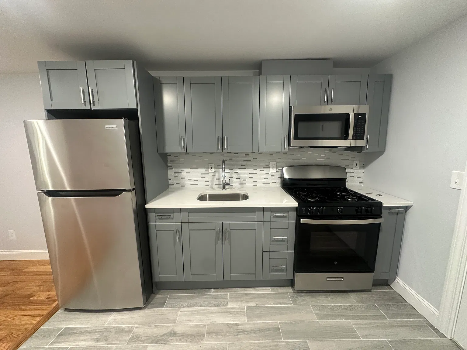3 bed, 850 sqft, $2,350 — Photo 1