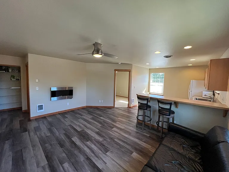 588 SE Roosevelt Ave — Photo 5
