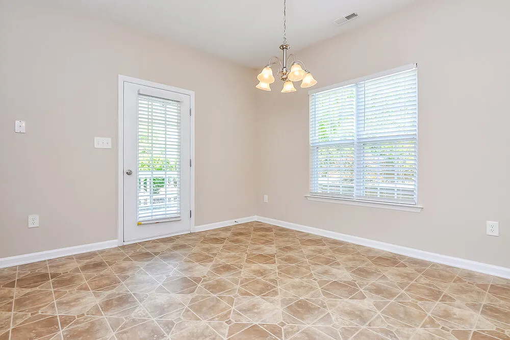 3 bed, 2.5 bath, 1891 sqft, $2,105 — Photo 3