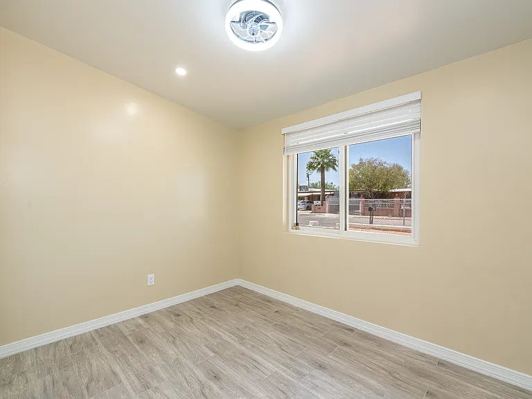 1117 E Illinois St — Photo 23