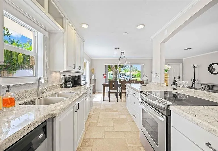 332 NW 26th Ct — Photo 31