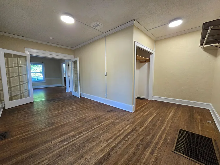 610 N McLean St — Photo 10