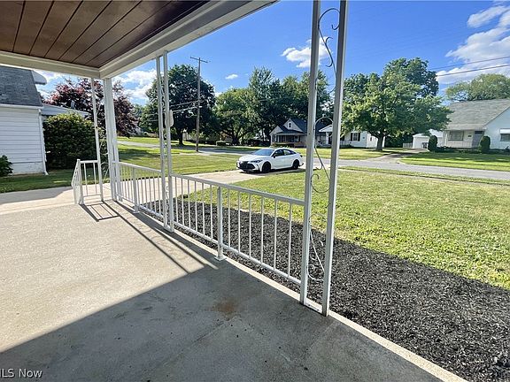 3rd image of 827 Detroit Ave