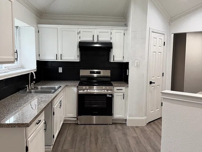 310 Kalmia Dr — Photo 7
