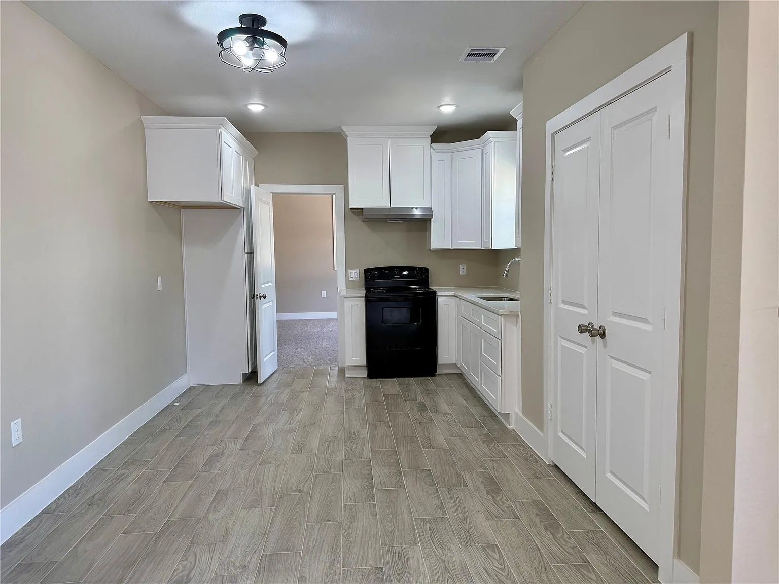 3 bed, 2.0 bath, 1216 sqft, $1,925 — Photo 2