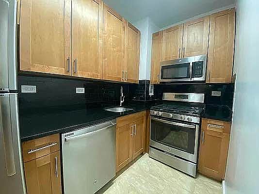 3rd image of 250 E 63rd St #501