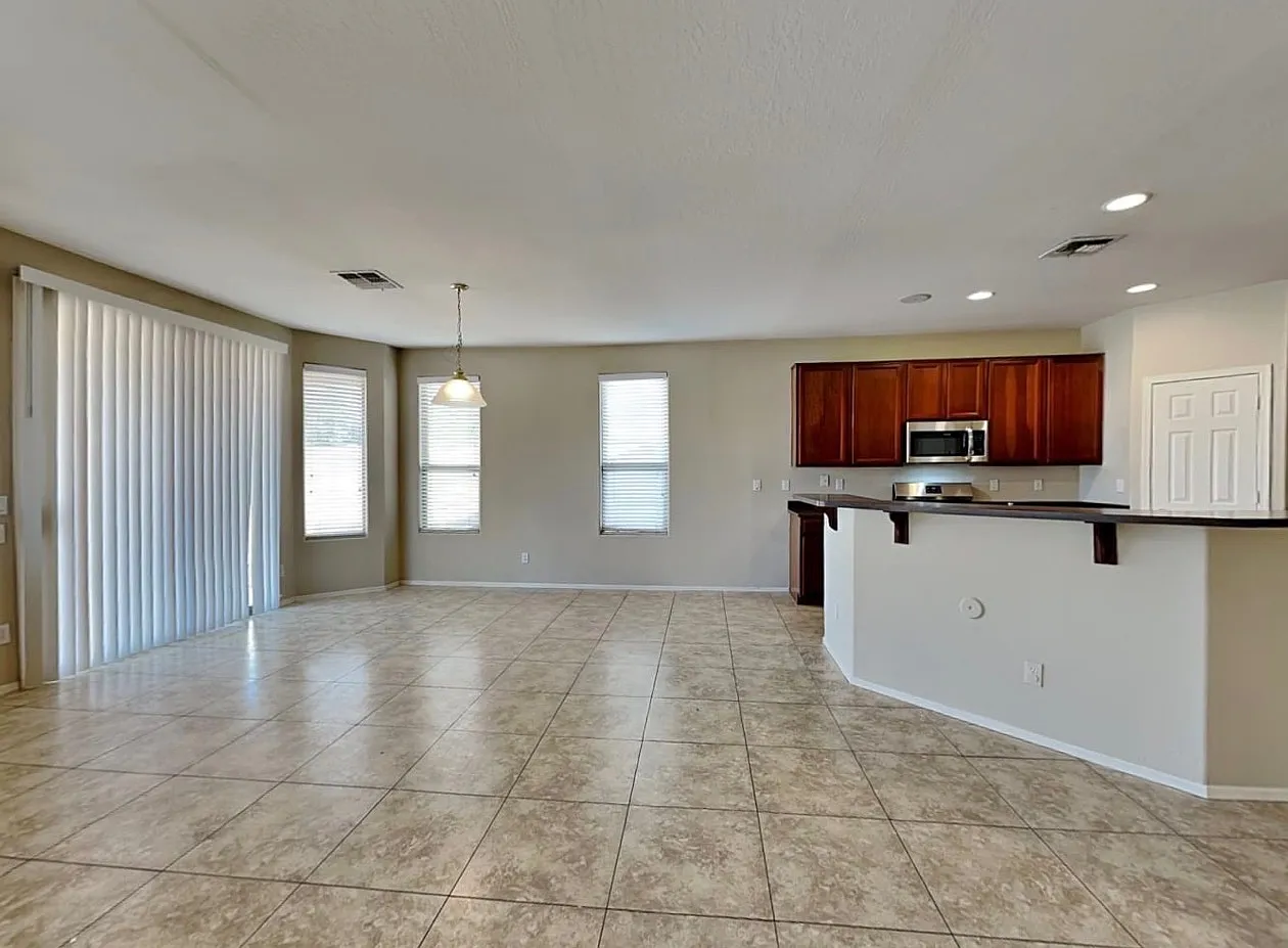 3 bed, 1640 sqft, $1,930 — Photo 2