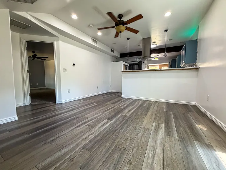 625 S Lone Tree Rd — Photo 6