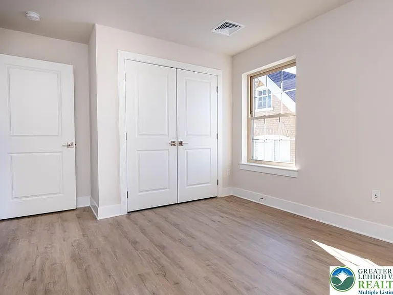 1275 E 4th St #202 — Photo 13