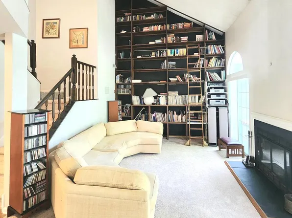 15 Laurel Cir, Newtown, PA 18940