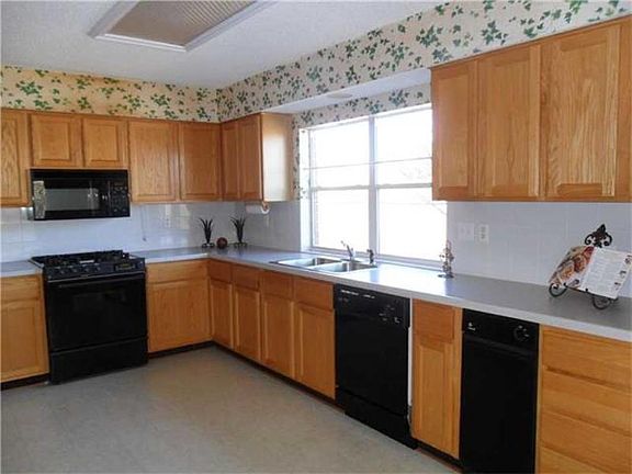 5th image of 3102 Meadow Lake Dr E
