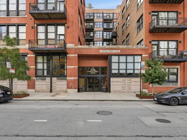 226 N Clinton St APT 101, Chicago, IL 60661