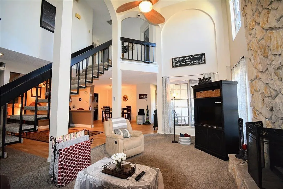 3 bed, 2.5 bath, 1831 sqft, $1,850 — Photo 3