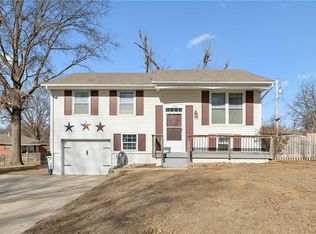 1056 Highland Dr, Liberty, MO 64068